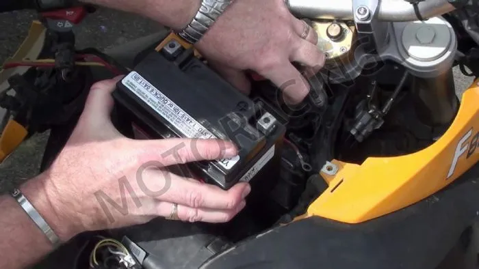 Πώς να αλλάξατε μπαταρία μηχανής & scooter με ασφάλεια