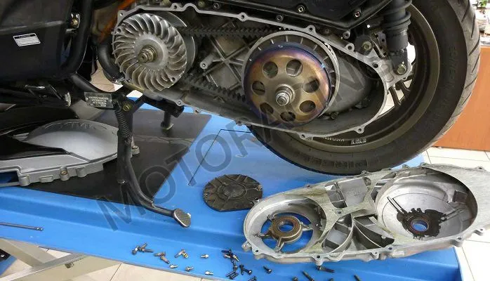 Συντήρηση ιμάντα κίνησης σε scooter