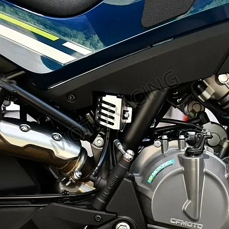 ΠΡΟΣΤΑΤΕΥΤΙΚΟ ΚΑΠΑΚΙ ΔΟΧΕΙΟΥ ΥΓΡΩΝ ΠΙΣΩ ΦΡΕΝΟΥ CF-MOTO 800MT / 800MT-X ΓΝΗΣΙΟ